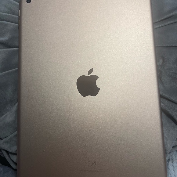 Apple iPad (8th Generation) Tablet 10.2 Inch 128 GB Gold - Picture 3 of 3